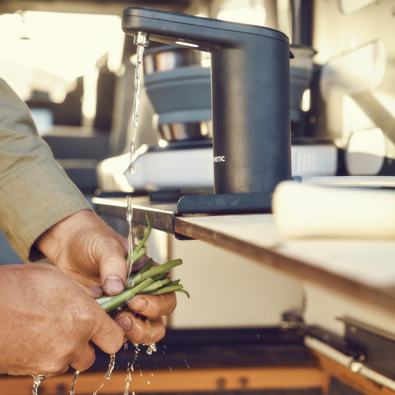 Réservoir d’eau DOMETIC GO 11L avec robinet, en plastique transparent glacier, pour stockage d’eau portable.