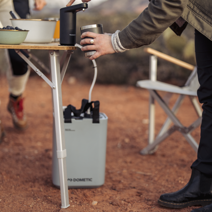 Réservoir d’eau DOMETIC GO 11L avec robinet, finition glacier, pour stockage d’eau portable et pratique en camping ou voyage.