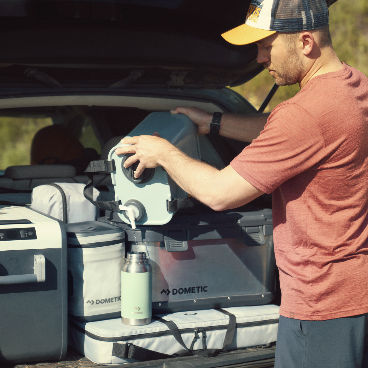 Réservoir d’eau DOMETIC GO 11L avec robinet, en plastique transparent de couleur glacier, pour camping et activités extérieures.