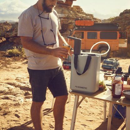 Réservoir d’eau DOMETIC GO 11L avec robinet, capacité de 11 litres, en plastique transparent de couleur glacier.