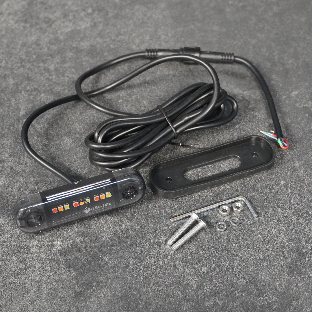 Éclairage LED Shadow Vision EEZEE POWER sur calandre avant avec options de 3 couleurs, pour une lumière moderne et dynamique.