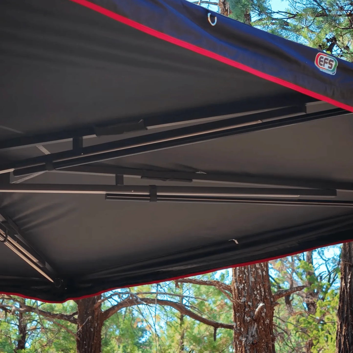 Auvent circulaire autoportant 270° XL de la marque EFS, design élégant pour espace extérieur, modèle YA'MATE EFS.