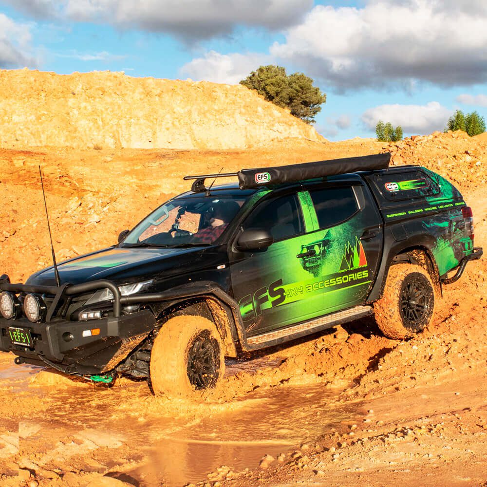 Ressort avant EFS4x4 pour Mitsubishi Triton L200, suspension rehaussée de 30 à 40 mm, image montrant le ressort noir et sa fixation