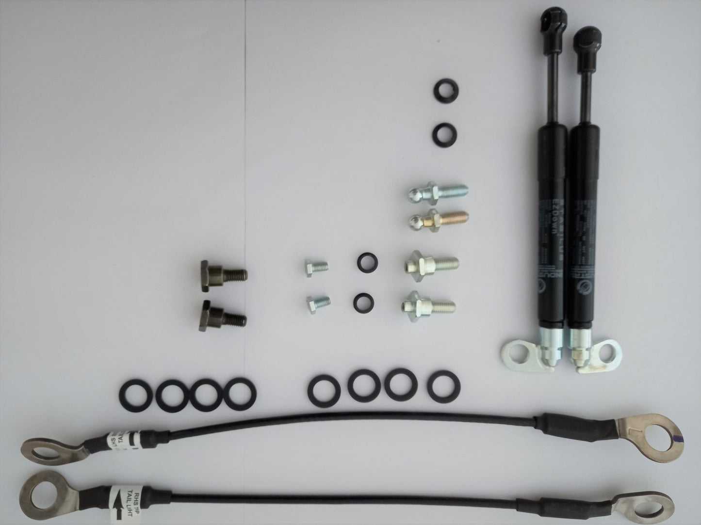 Kit de verins d'assistance EZDOWN pour hayon Toyota Hilux Revo Invincible, facilite l'ouverture et la fermeture du hayon.