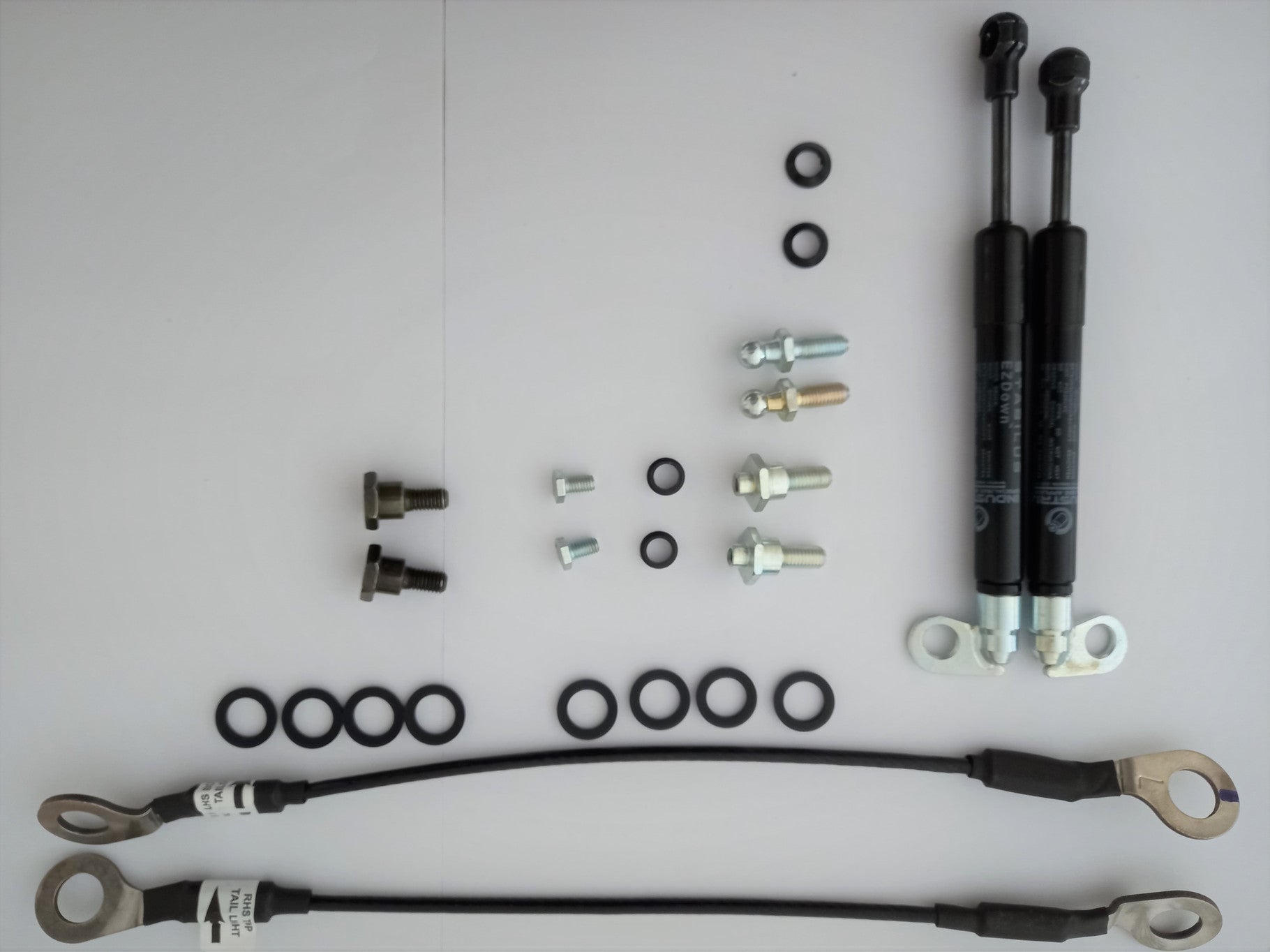 Kit de verins d'assistance EZDOWN pour hayon Toyota Hilux Revo Invincible, facilite l'ouverture et la fermeture du hayon.