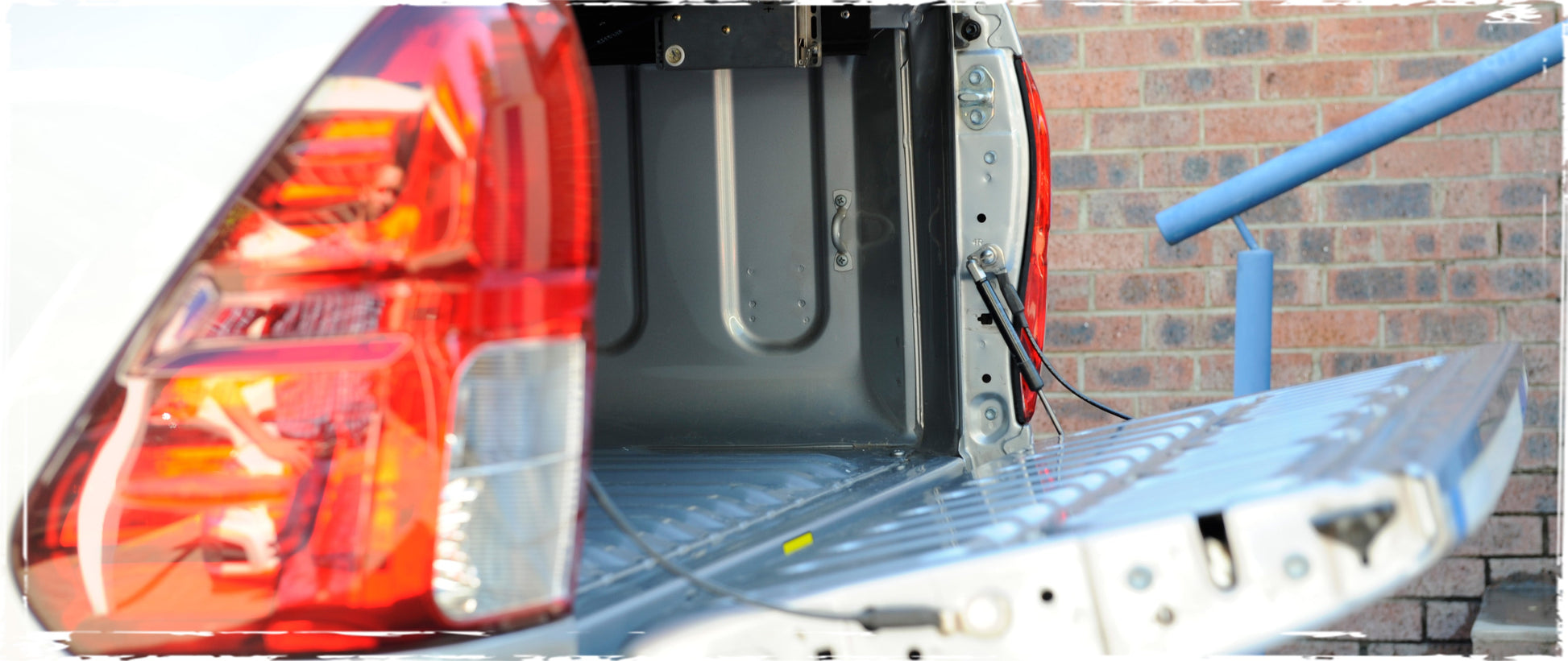 Kit d'amortisseurs EZDOWN pour hayon Toyota Hilux Revo Invincible, verins d'assistance EZDOWN pour facilité d'ouverture.