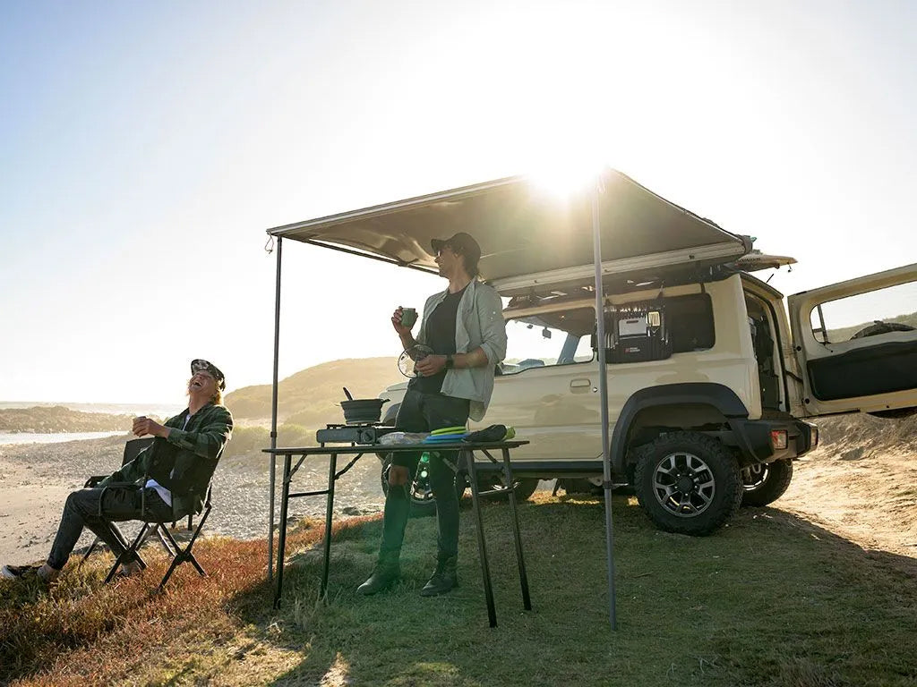 Chaise de camping pliable et compacte de la marque Front Runner, idéale pour l'extérieur et les activités en plein air.