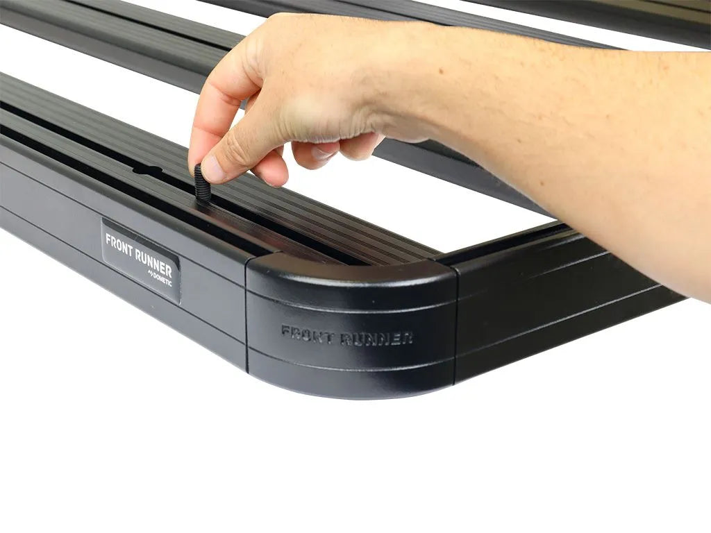 Galerie de toit Slimline II Front Runner pour Suzuki Jimny 1998-2018, vue de face avec barres robustes et montage solide