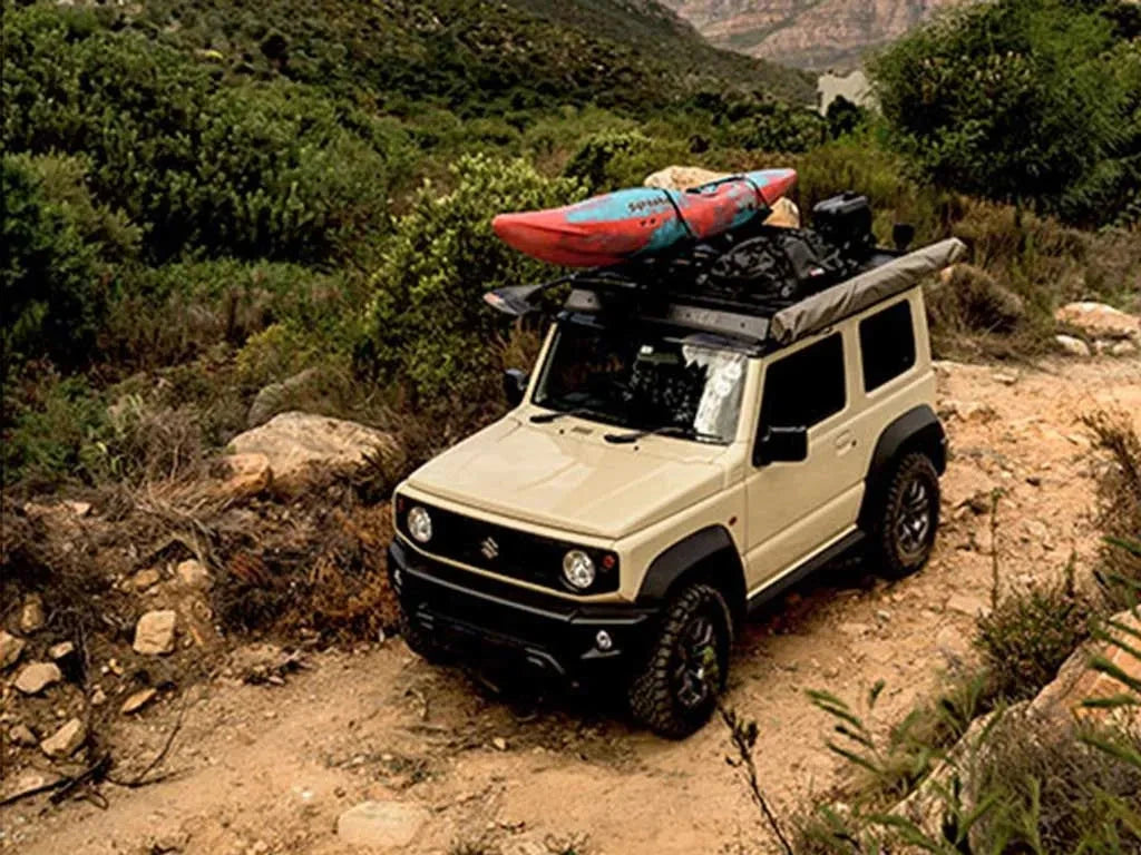 Galerie de toit Slimline II Front Runner pour Suzuki Jimny 2018+, vue frontale montrant la structure robuste et le design élégant.