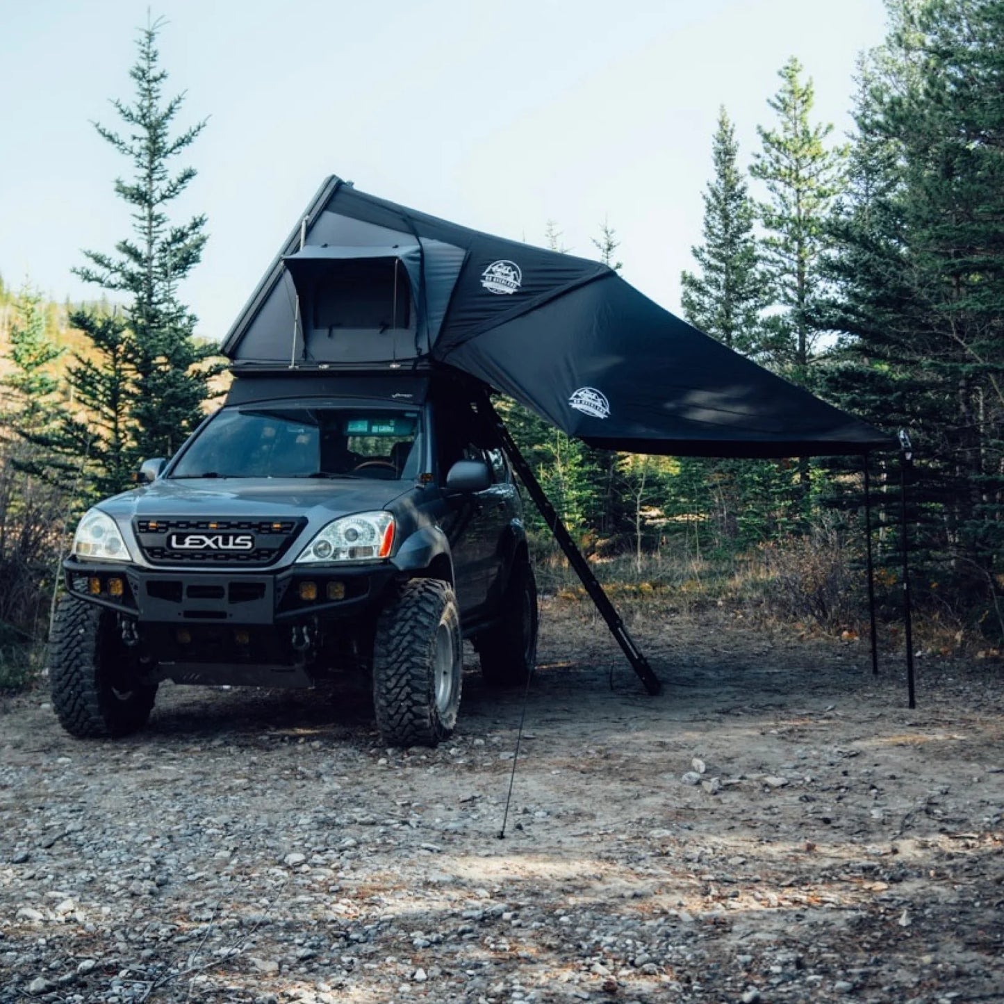 Tarp Pro Rainfly Go Overland, auvent bivouac pour tentes de toit, installé sur une tente de toit en environnement extérieur.