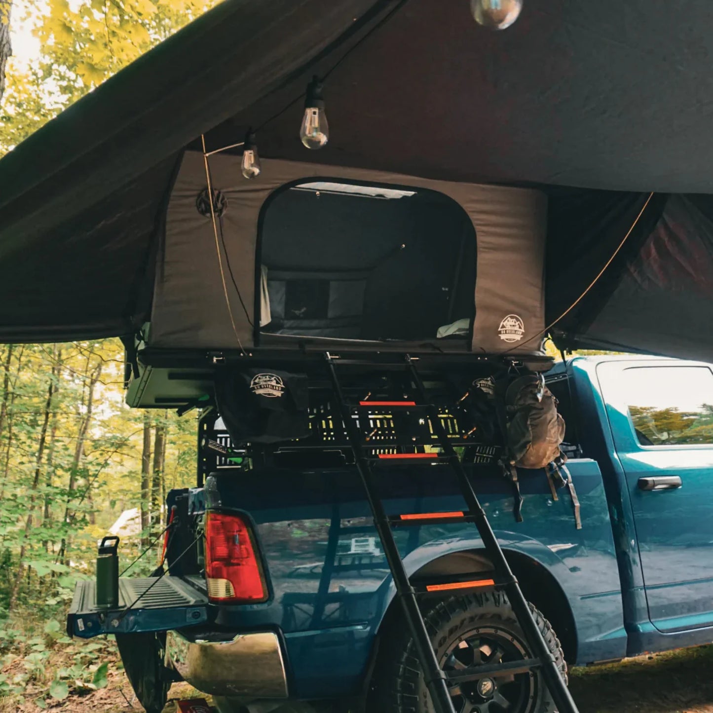 Tarp Pro Rainfly Go Overland, auvent de bivouac pour tentes de toit, installé sur une tente de toit GO OVERLAND CANADA.