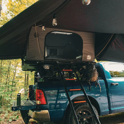 Tarp Pro Rainfly Go Overland, auvent de bivouac pour tentes de toit, installé sur une tente de toit GO OVERLAND CANADA.