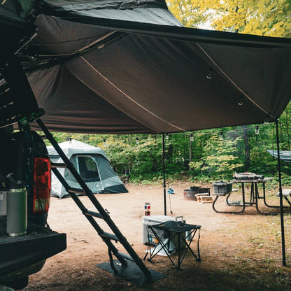 Tarp Pro Rainfly Go Overland, auvent de bivouac pour tentes de toit, installé sur une tente de toit GO OVERLAND CANADA.