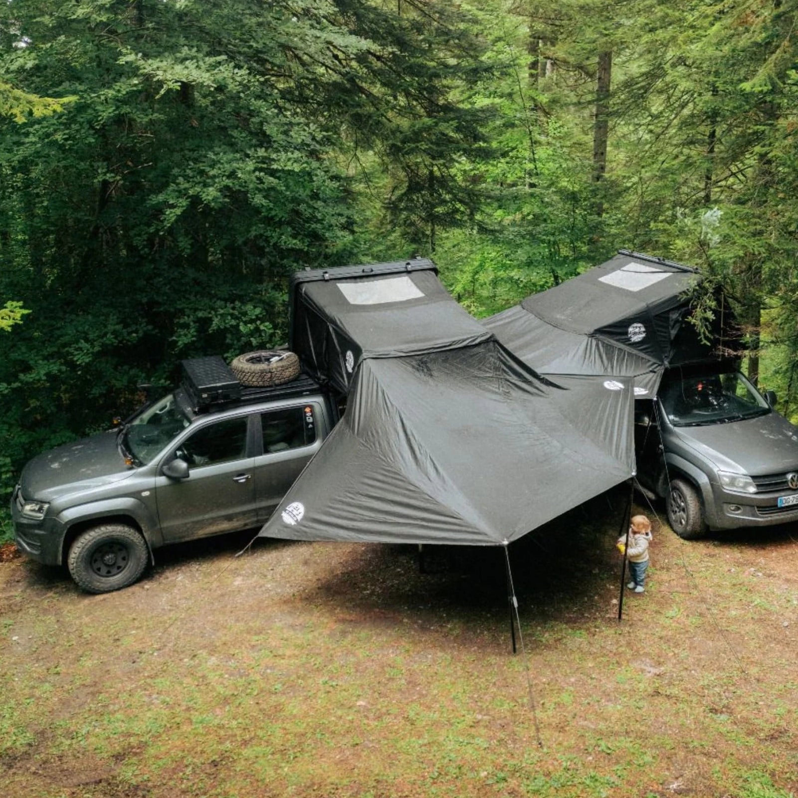 Tarp Pro Rainfly Go Overland, auvent de bivouac pour tentes de toit GO OVERLAND CANADA, installé dans un paysage naturel.