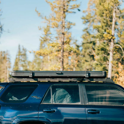 Tente de toit EQUINOX 2 places de Go Overland Canada en aluminium, vue de face sur le toit d’un véhicule tout-terrain.
