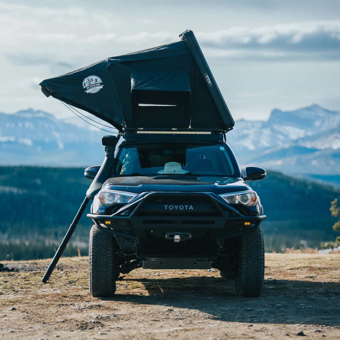 Tente de toit Equinox 2 places de GO OVERLAND CANADA en aluminium, installée sur un véhicule tout-terrain.