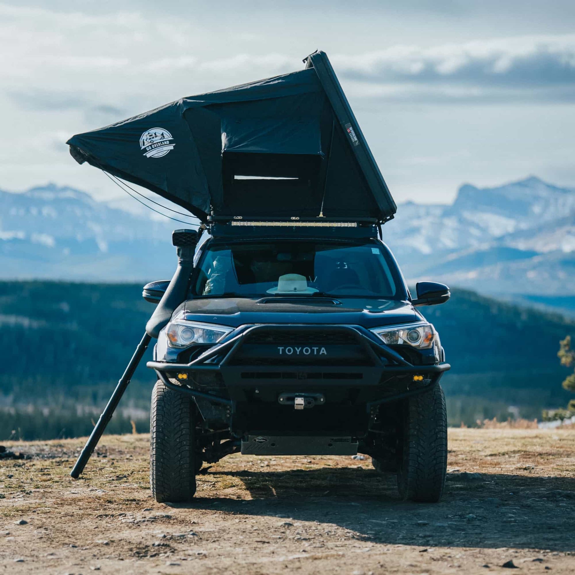 Tente de toit Equinox 2 places de GO OVERLAND CANADA en aluminium, installée sur un véhicule tout-terrain.