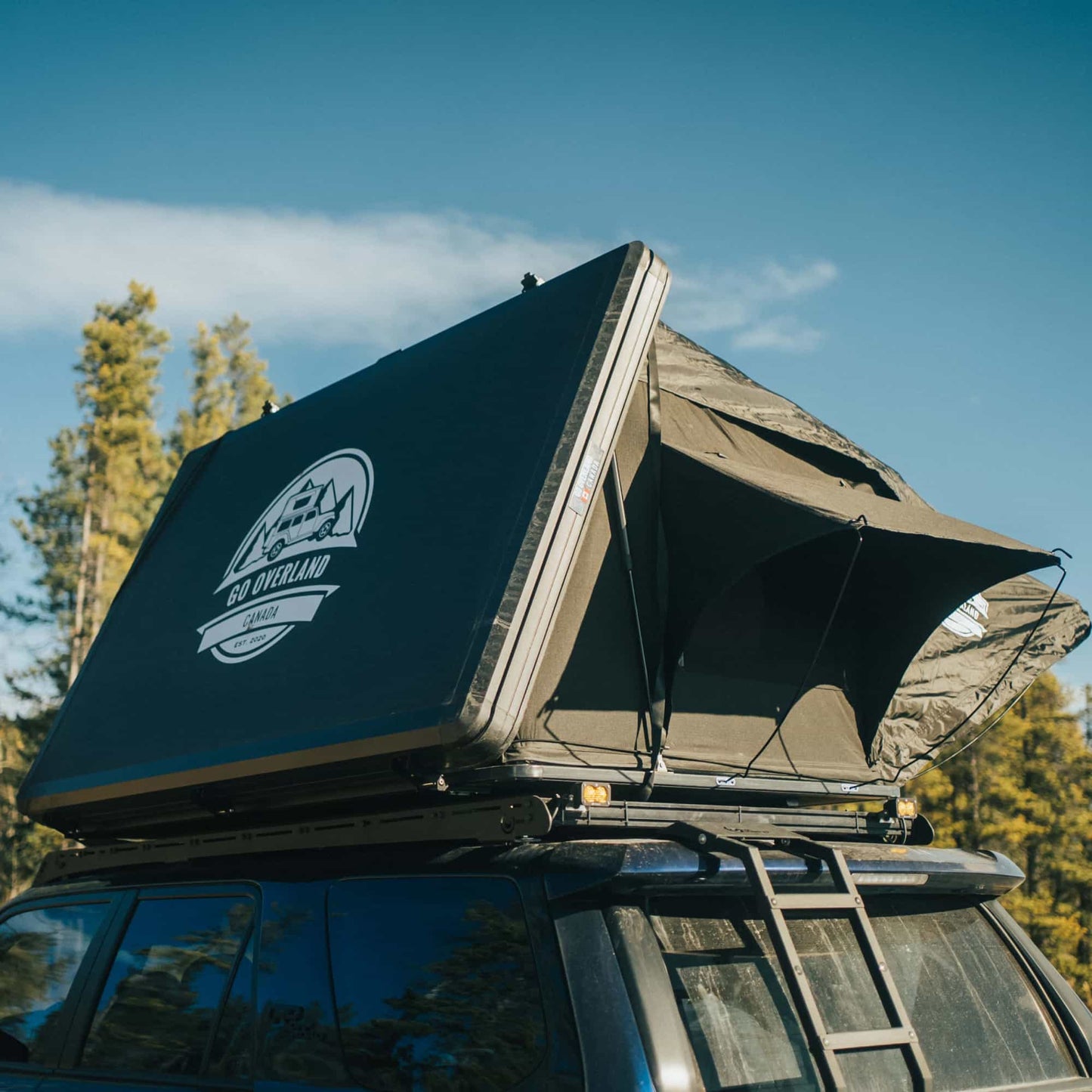 Tente de toit EQUINOX 2 places de GO OVERLAND CANADA en aluminium, installation sur véhicule, en plein air.