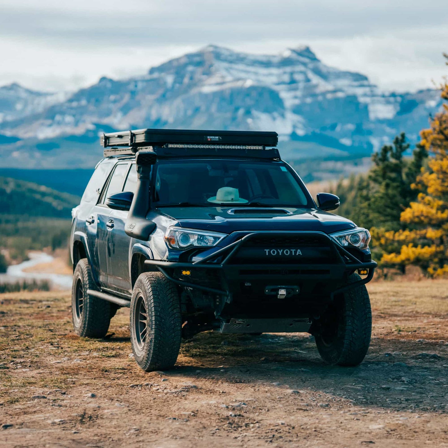 Tente de toit EQUINOX 2 places de Go Overland Canada en aluminium, installation sur véhicule tout-terrain, vue de côté