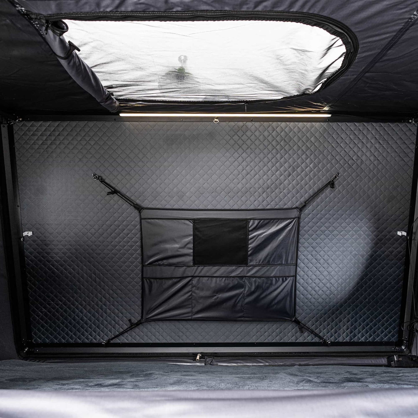Tente de toit EQUINOX 2 places en aluminium de Go Overland Canada, vue de côté avec fixation sur véhicule.