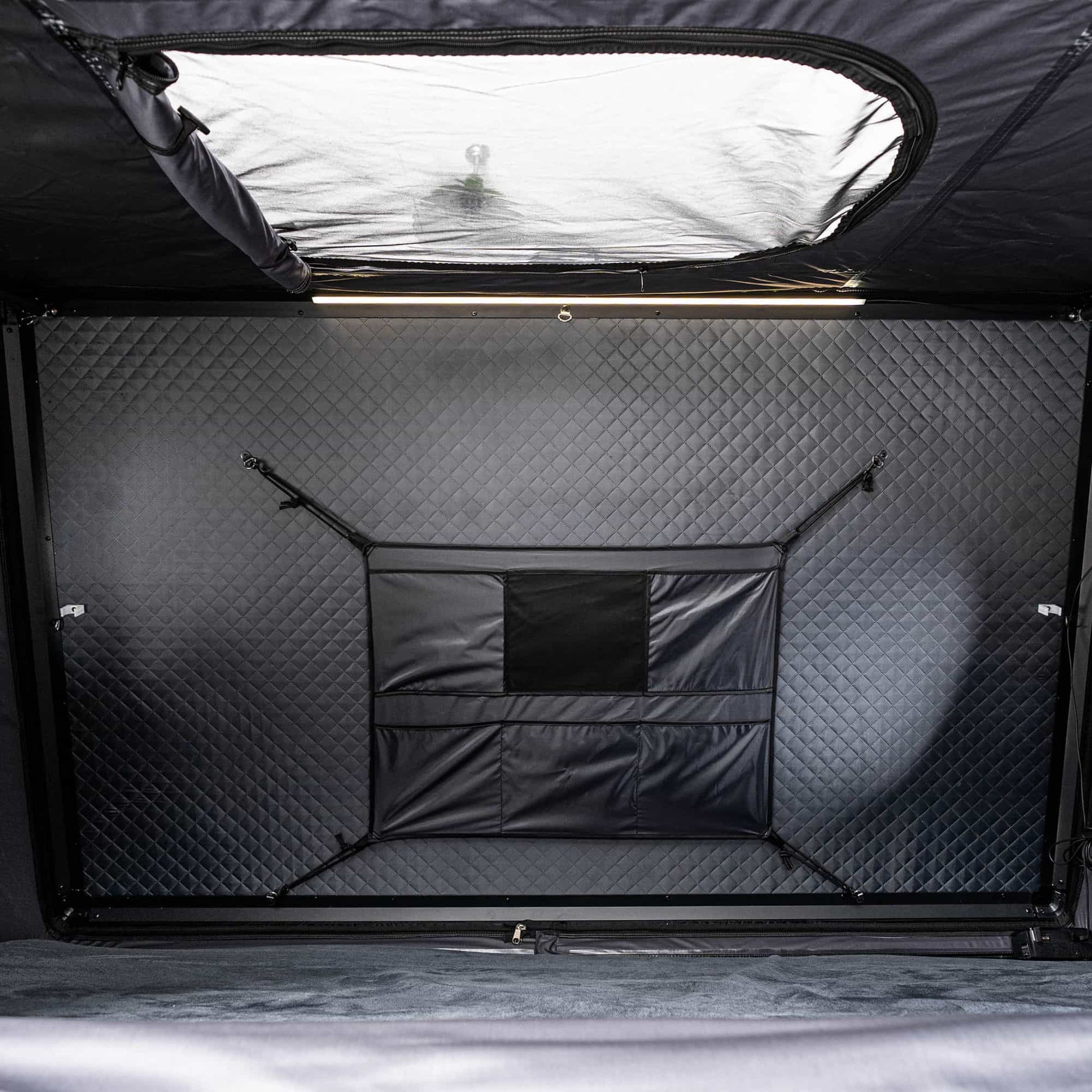 Tente de toit EQUINOX 2 places en aluminium de Go Overland Canada, vue de côté avec fixation sur véhicule.