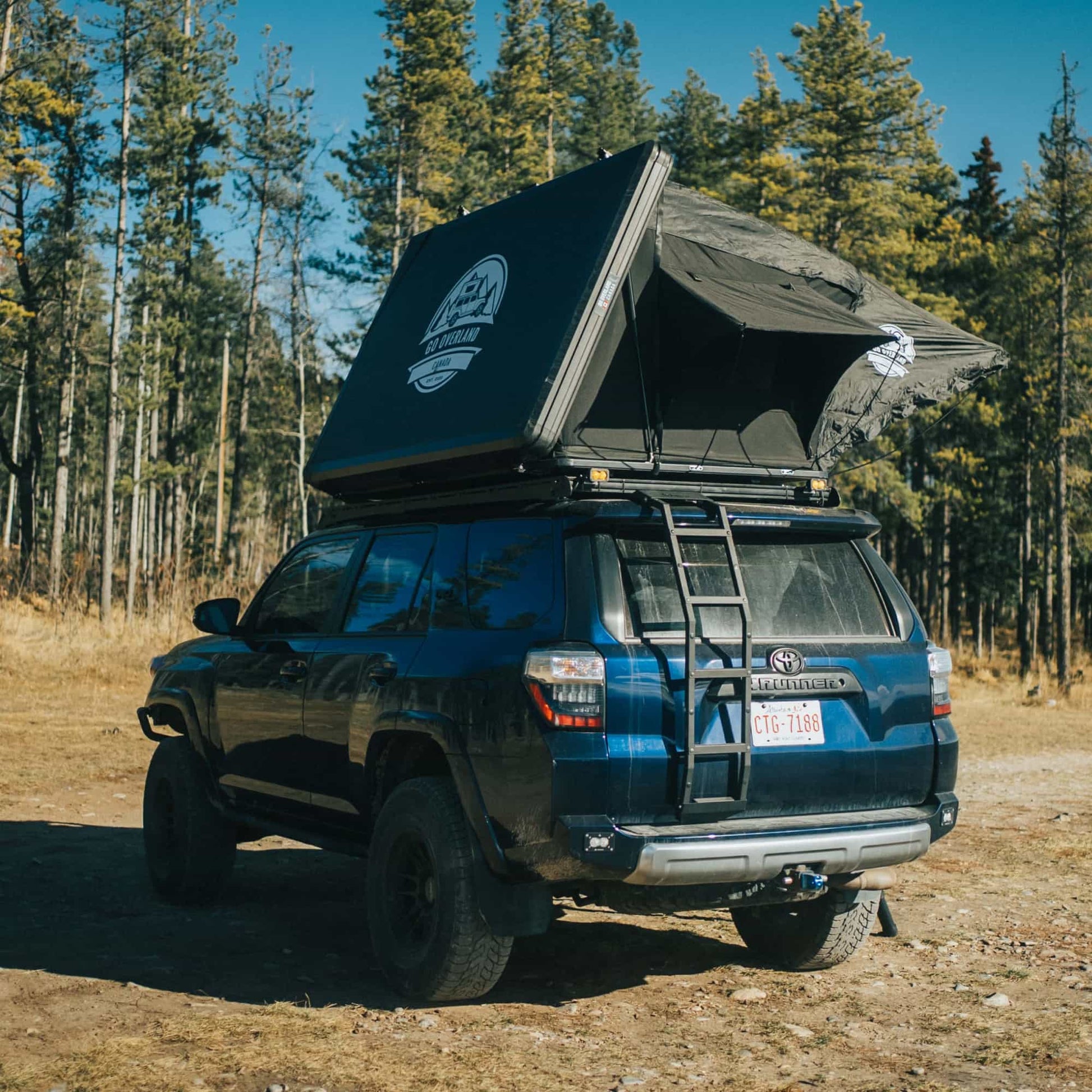 Tente de toit EQUINOX 2 places de GO OVERLAND CANADA en aluminium, pliée sur le toit d’un véhicule tout-terrain.