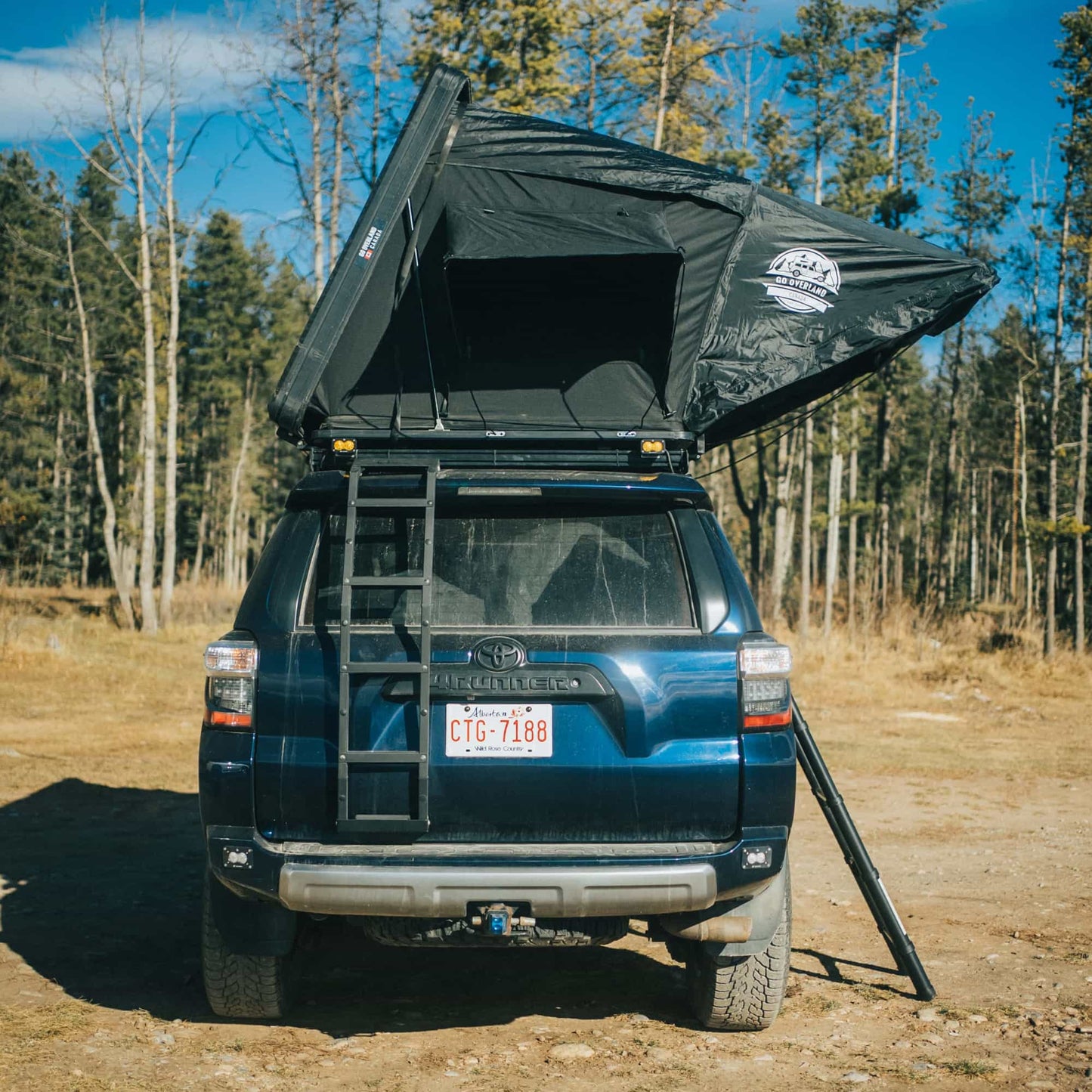 Tente de toit EQUINOX 2 places de GO OVERLAND CANADA en aluminium, vue de face sur la tente de toit pour camping en plein air.