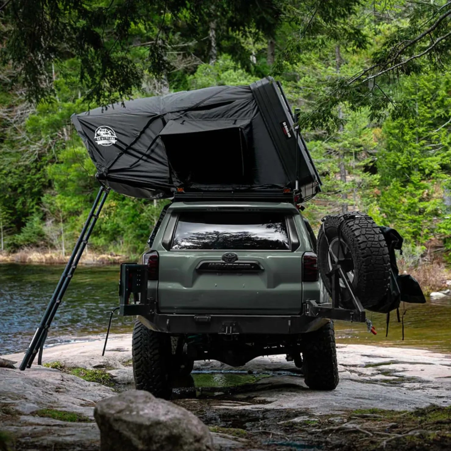 Tente de toit Expedition XL GO OVERLAND CANADA pour 4 à 5 personnes, installation sur véhicule tout-terrain.