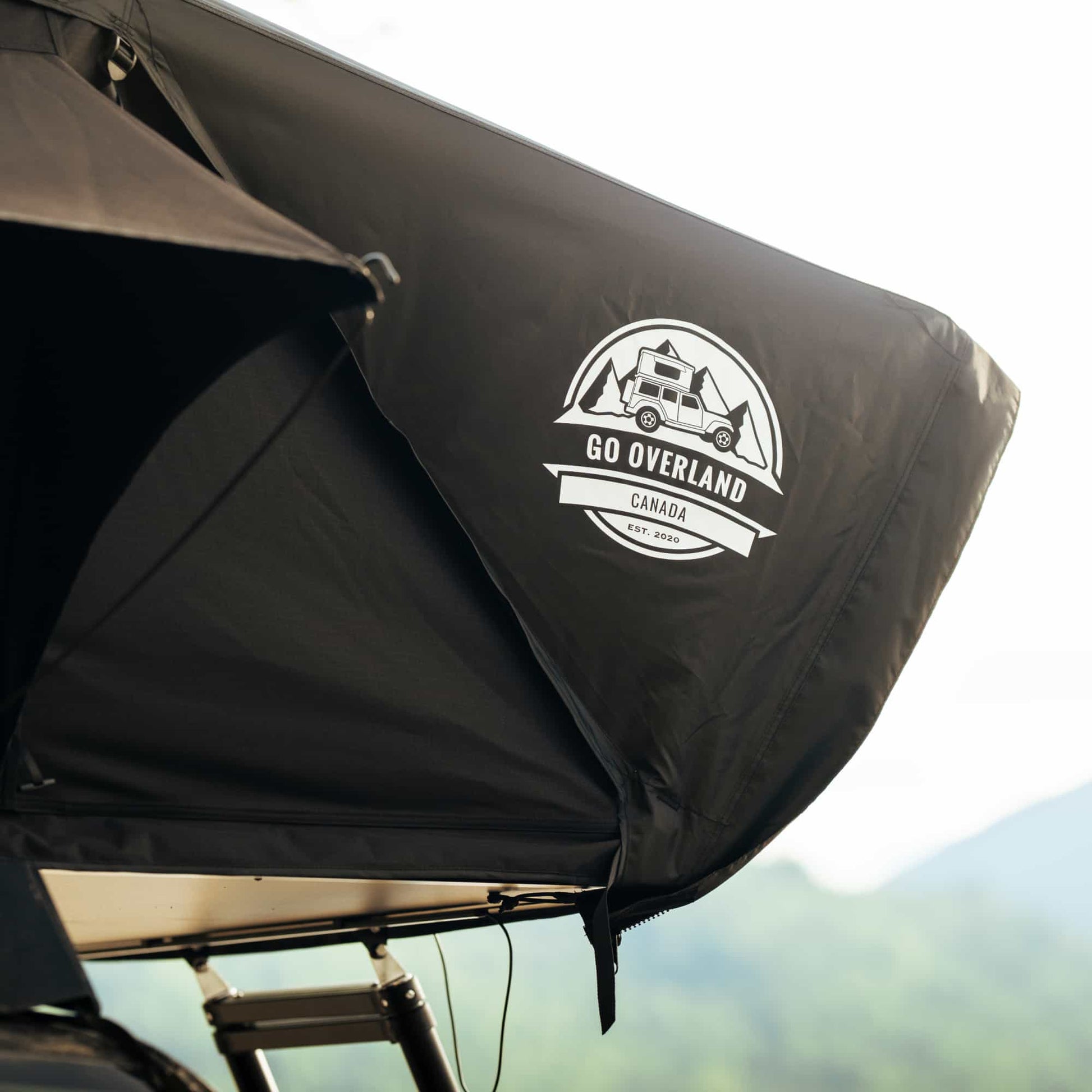 Tente de toit Expedition XL GO OVERLAND CANADA pour 4 à 5 places, déployée sur un véhicule tout-terrain.