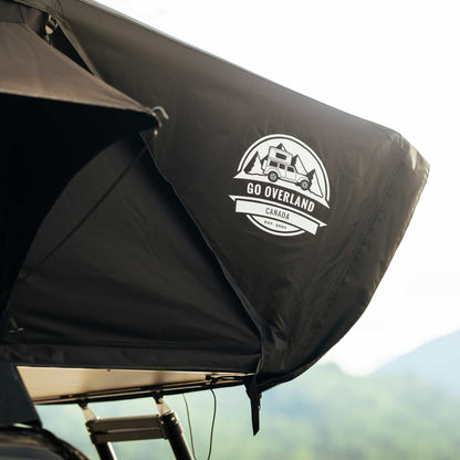 Tente de toit Expedition XL GO OVERLAND CANADA pour 4 à 5 places, déployée sur un véhicule tout-terrain.