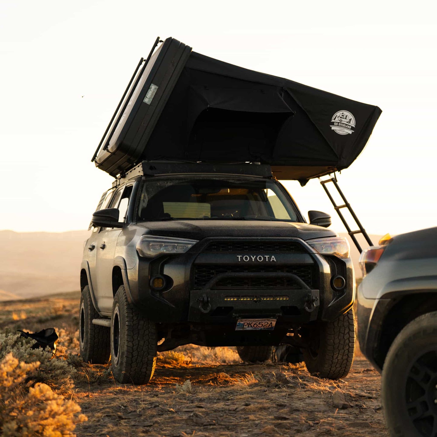 Tente de toit Expedition XL GO OVERLAND CANADA pour 4 à 5 places, fenêtre ouverte, installation sur véhicule tout-terrain.