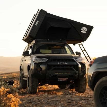 Tente de toit Expedition XL GO OVERLAND CANADA pour 4 à 5 places, fenêtre ouverte, installation sur véhicule tout-terrain.