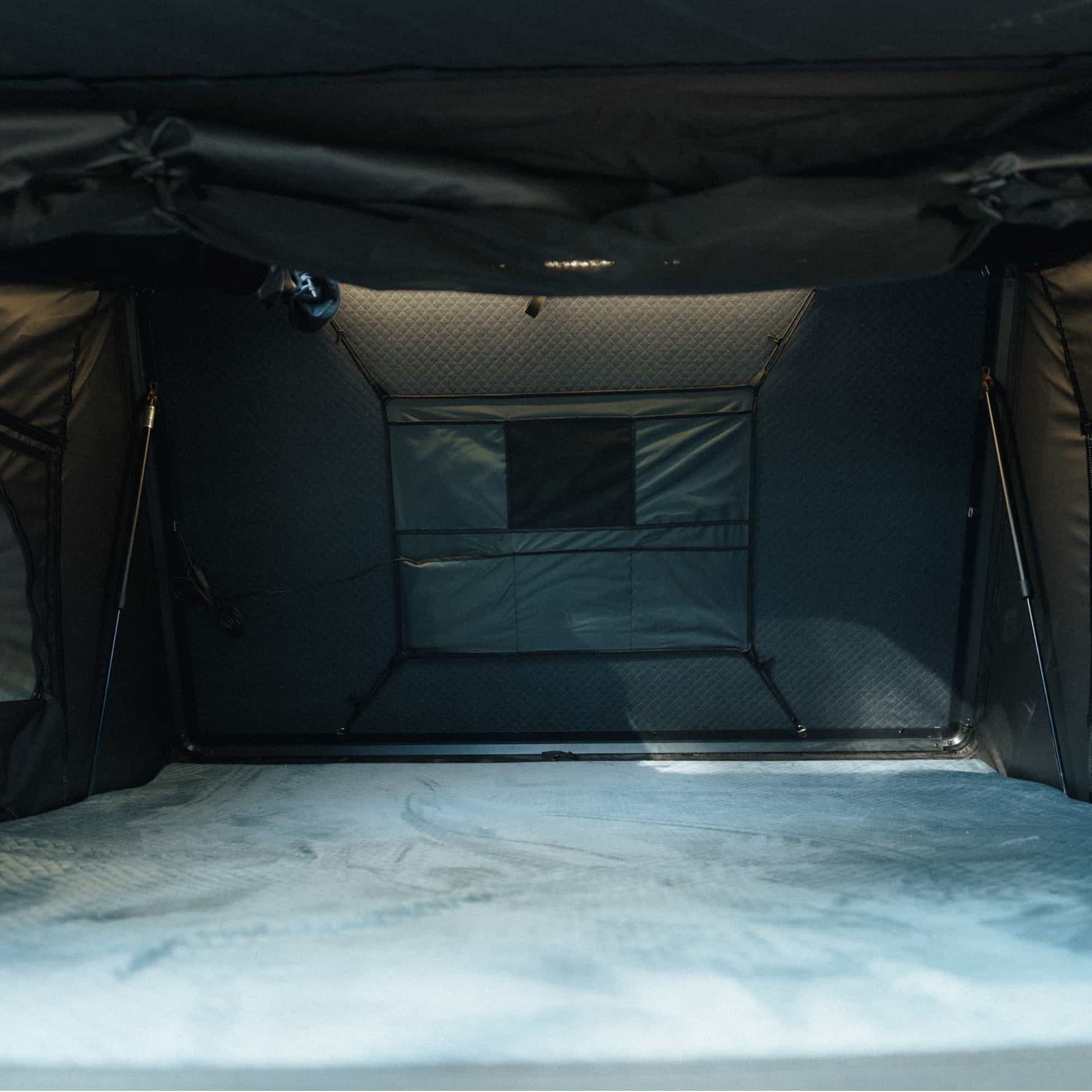Tente de toit Expedition XL GO OVERLAND CANADA pour 4 à 5 places, installation sur véhicule, en environnement extérieur.