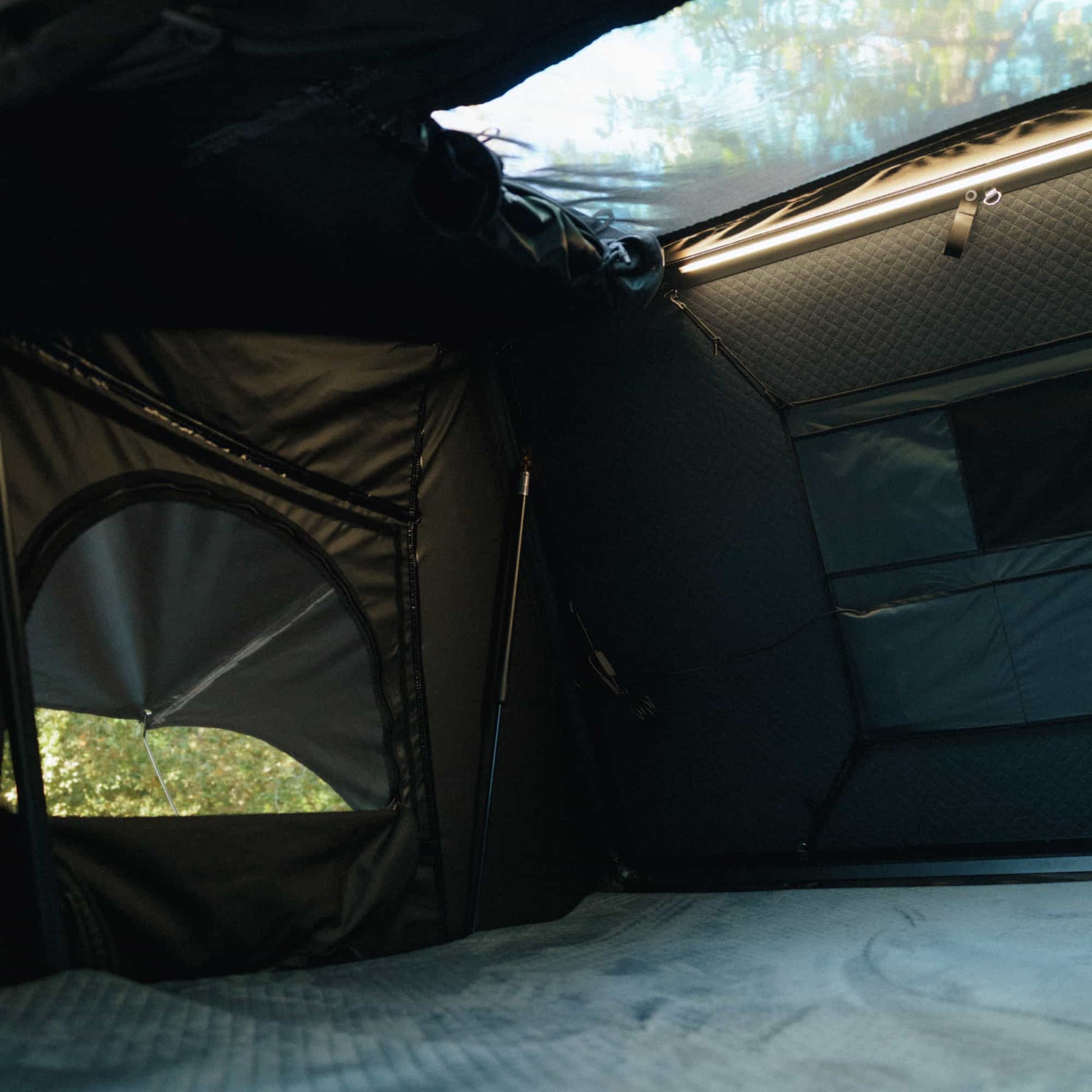 Tente de toit Expedition XL Go Overland Canada pour 4 à 5 personnes, montée sur un véhicule tout-terrain, en camping en nature.