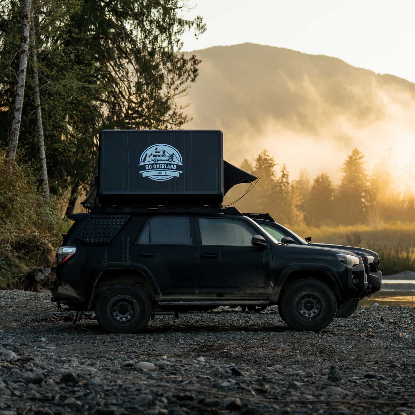 Tente de toit Expedition XL GO OVERLAND CANADA pour 4 à 5 personnes, montée sur un véhicule tout-terrain, vue extérieure détaillée
