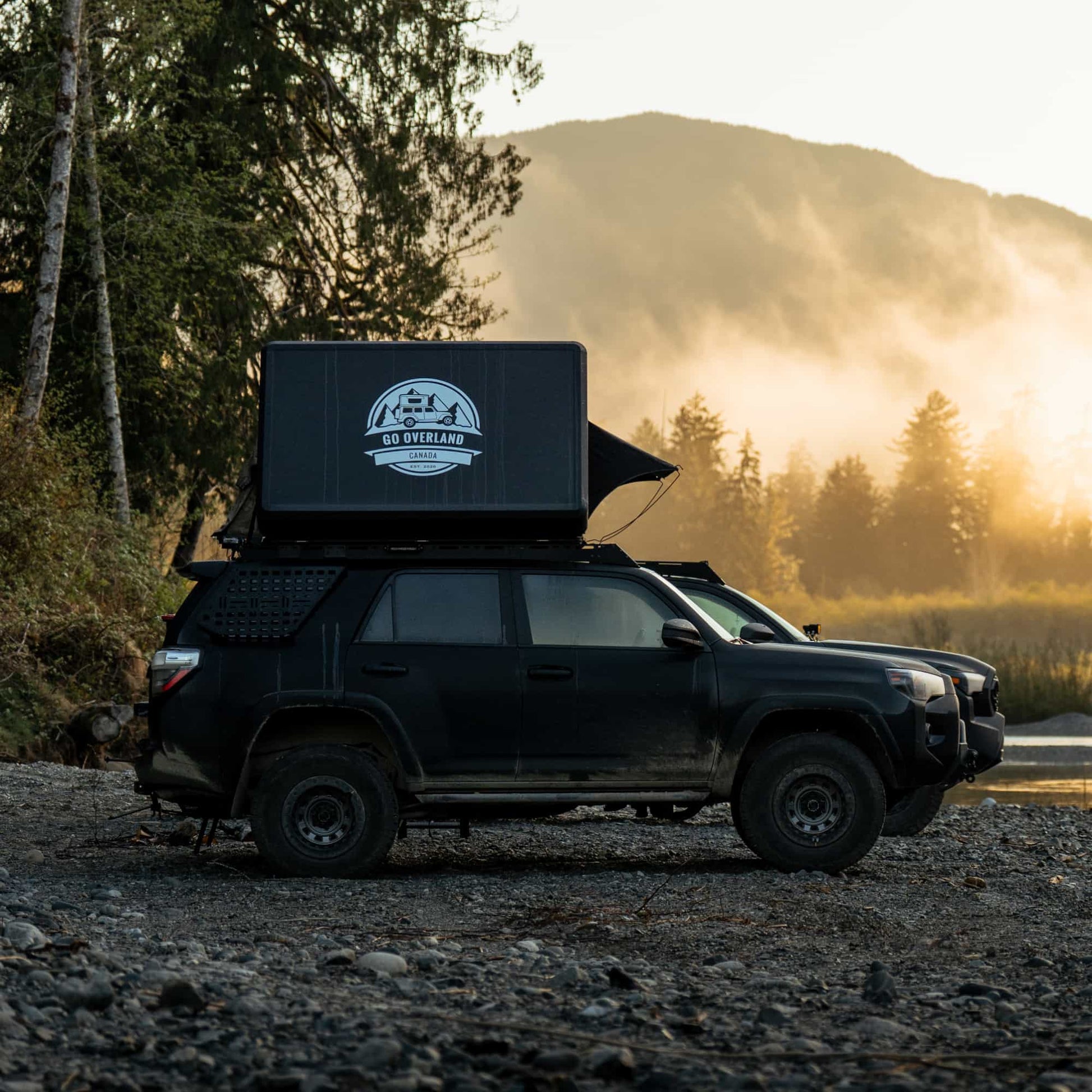 Tente de toit Expedition XL GO OVERLAND CANADA pour 4 à 5 personnes, montée sur un véhicule tout-terrain, vue extérieure détaillée