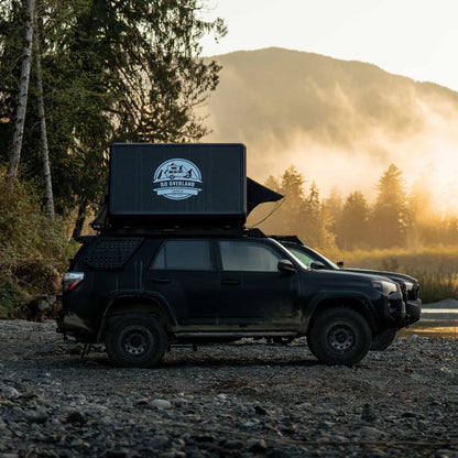 Tente de toit Expedition XL GO OVERLAND CANADA pour 4 à 5 personnes, montée sur un véhicule tout-terrain, vue extérieure détaillée