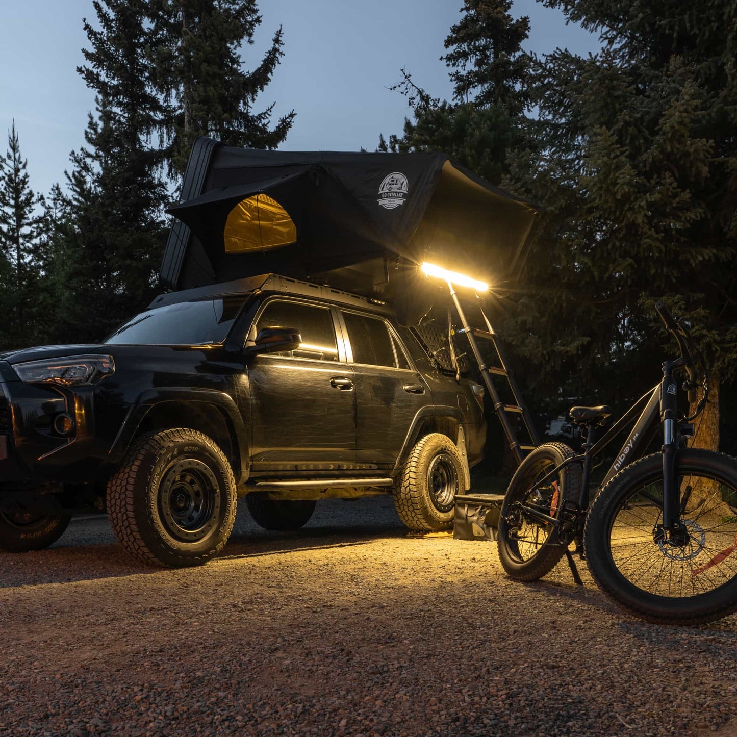 Tente de toit Expedition XL GO OVERLAND CANADA pour 4 à 5 places, installation sur véhicule tout-terrain, ouverte avec fenêtres.
