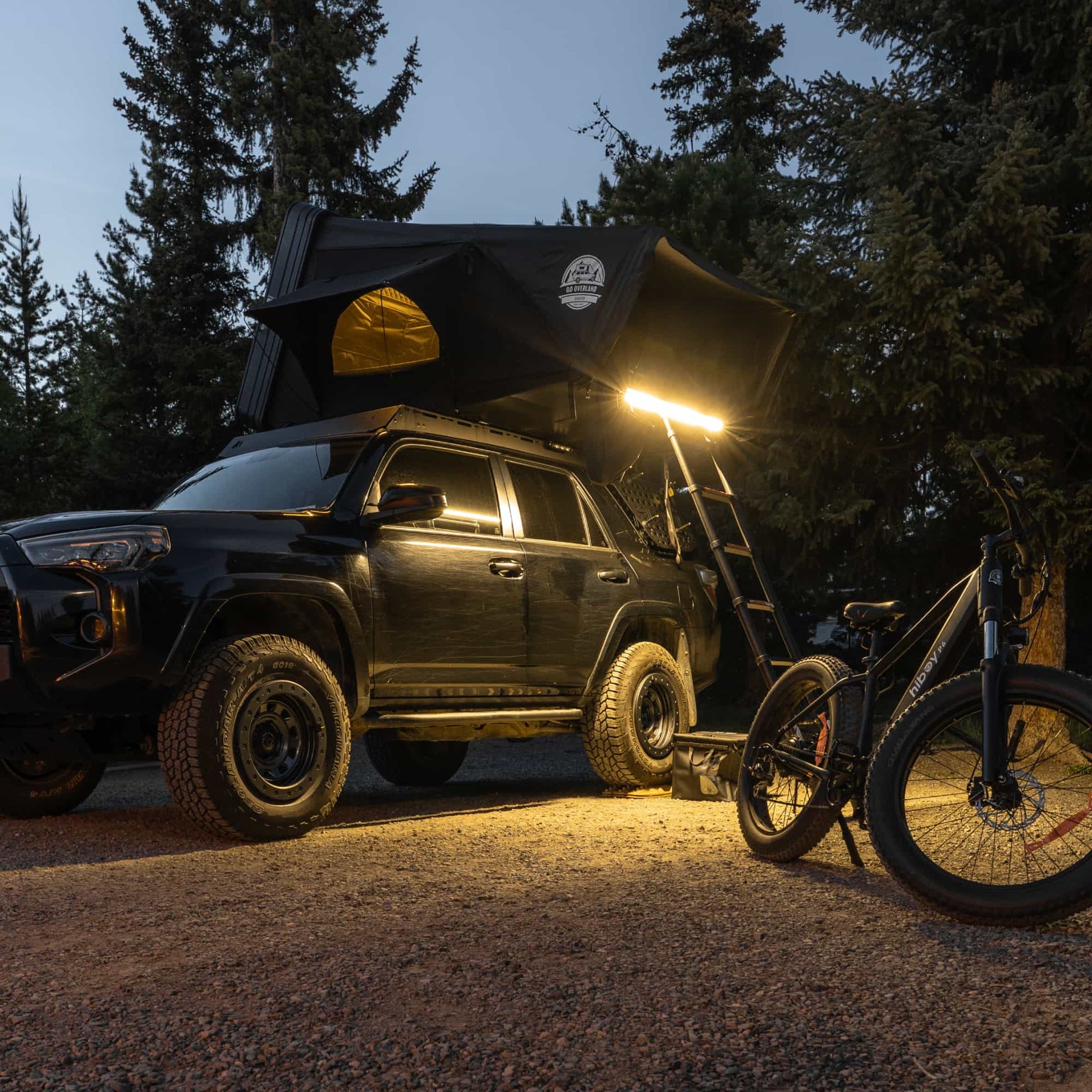 Tente de toit Expedition XL GO OVERLAND CANADA pour 4 à 5 places, installation sur véhicule tout-terrain, ouverte avec fenêtres.