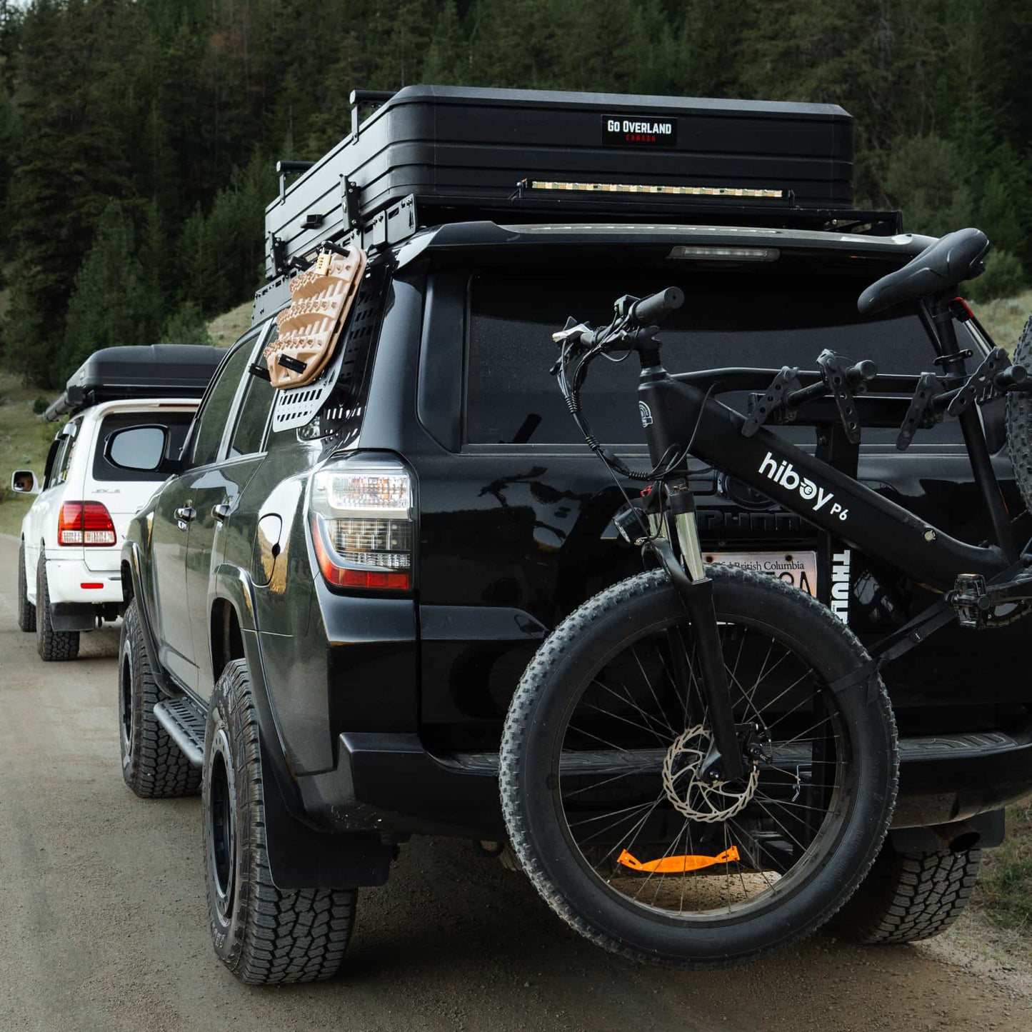 Tente de toit Expedition XL de GO OVERLAND CANADA, pour 4 à 5 personnes, installée sur un véhicule tout-terrain.