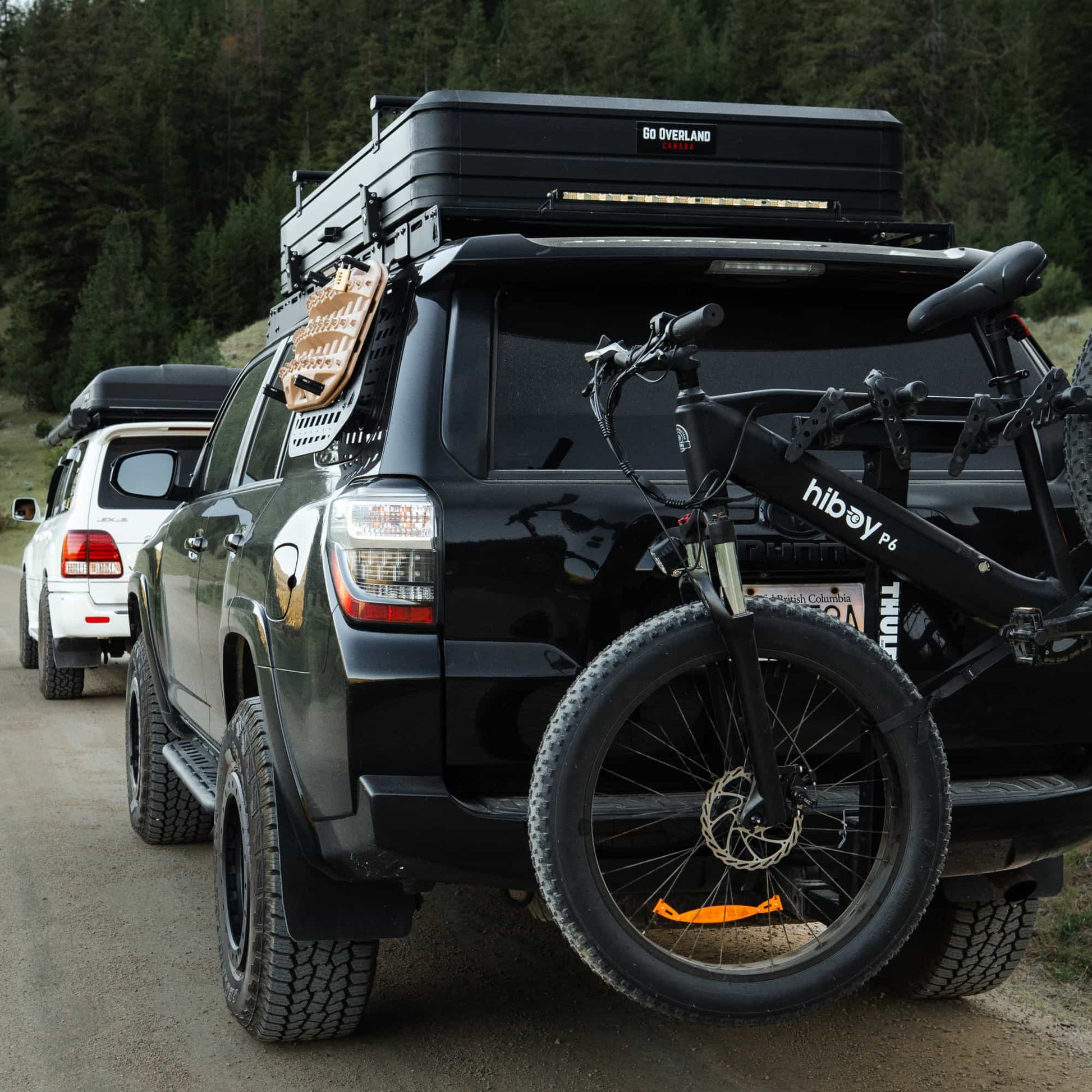 Tente de toit Expedition XL de GO OVERLAND CANADA, pour 4 à 5 personnes, installée sur un véhicule tout-terrain.