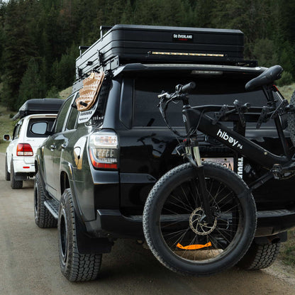 Tente de toit Expedition XL de GO OVERLAND CANADA, pour 4 à 5 personnes, installée sur un véhicule tout-terrain.