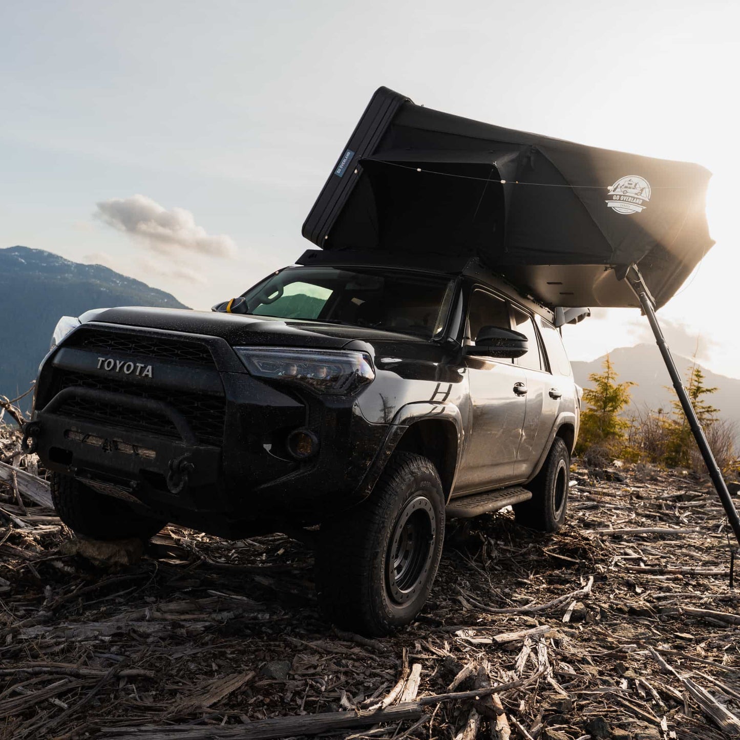 Tente de toit Expedition XL GO OVERLAND CANADA pour 4 à 5 personnes, vue ouverte avec fenêtre et matelas intérieur.