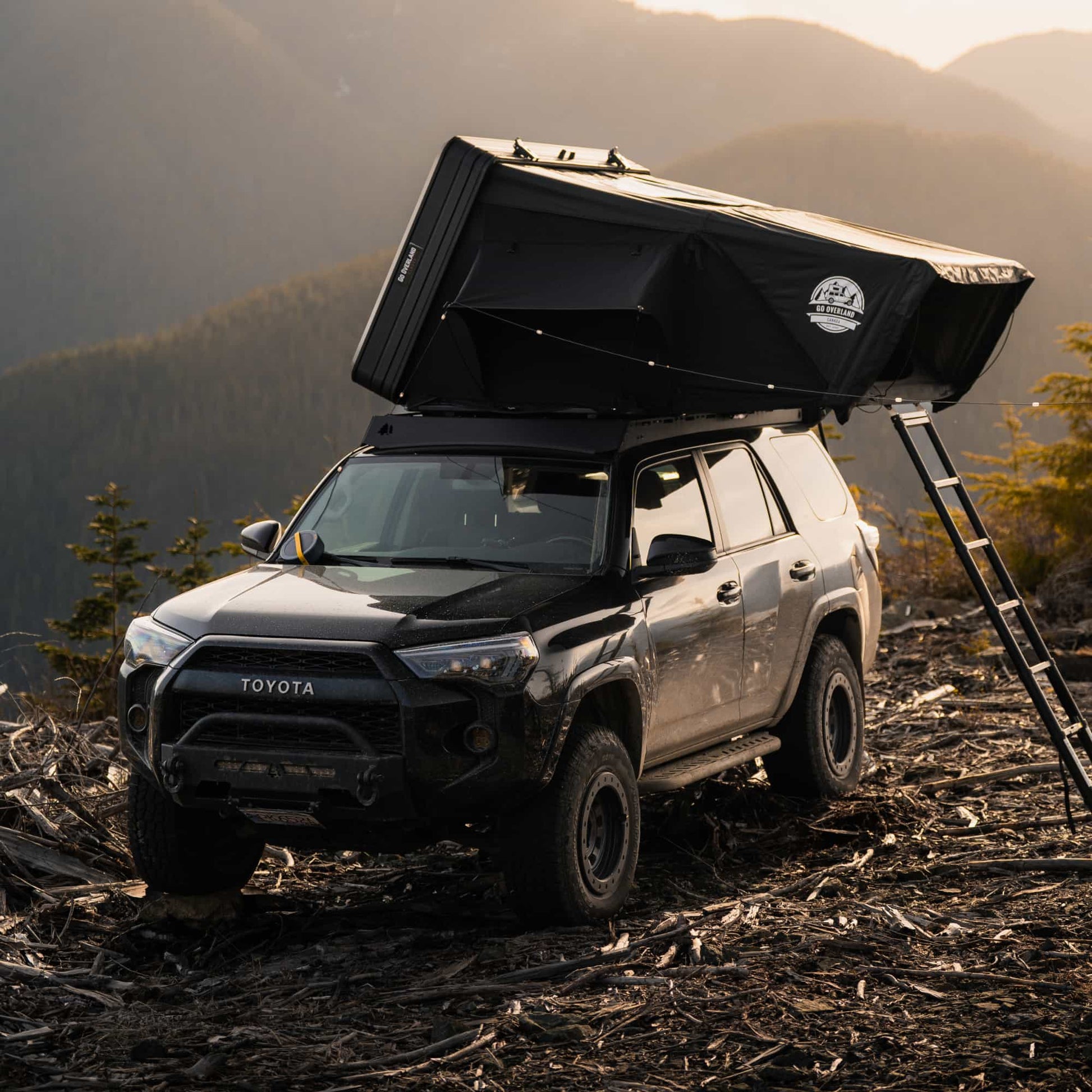 Tente de toit Expedition XL GO OVERLAND CANADA pour 4 à 5 personnes, montée sur un véhicule tout-terrain, vue extérieure.