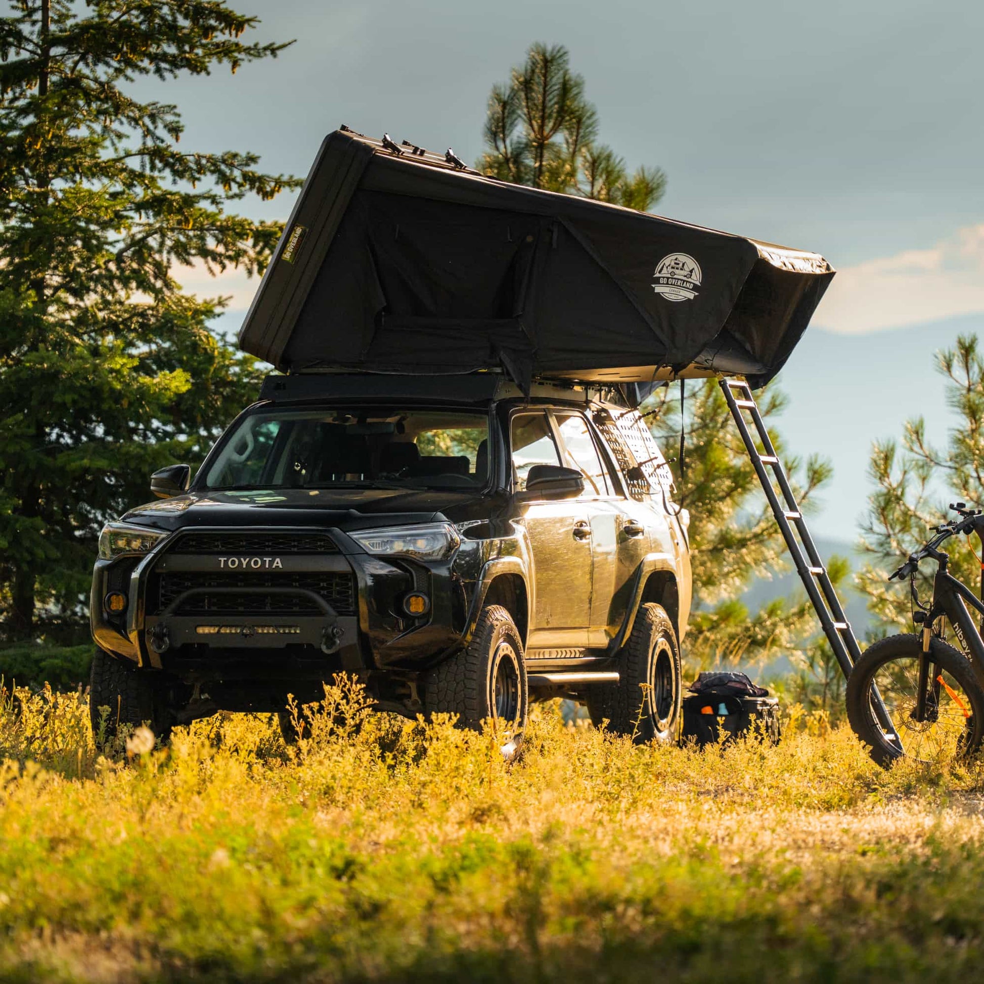 Tente de toit Expedition XL GO OVERLAND CANADA pour 4 à 5 places, installée sur un véhicule tout-terrain.