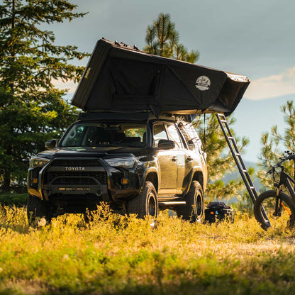 Tente de toit Expedition XL GO OVERLAND CANADA pour 4 à 5 places, installée sur un véhicule tout-terrain.