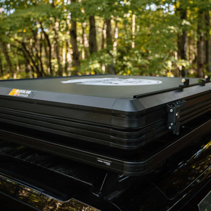 Tente de toit Voyage L Go Overland Canada pour 4 places, installation sur un véhicule tout-terrain, couleur neutre