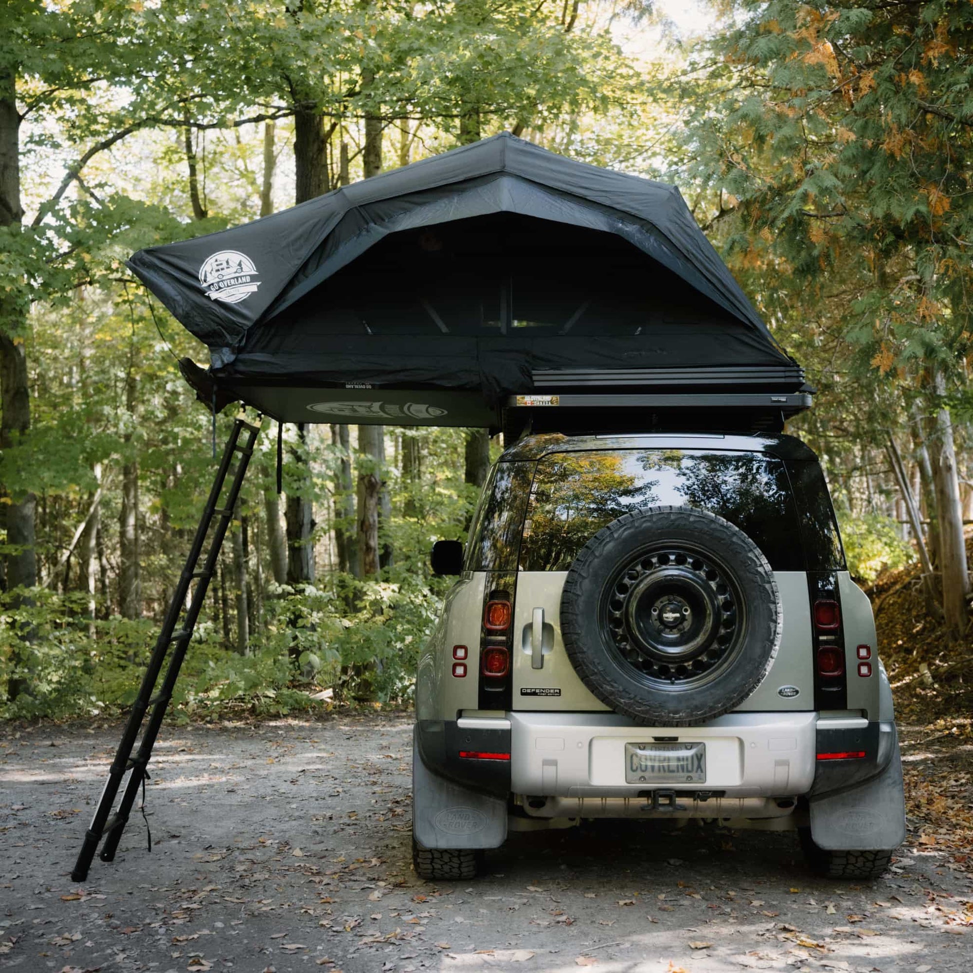 Tente de toit Voyage L GO OVERLAND CANADA pour 4 places, installation sur véhicule tout-terrain, en plein air.