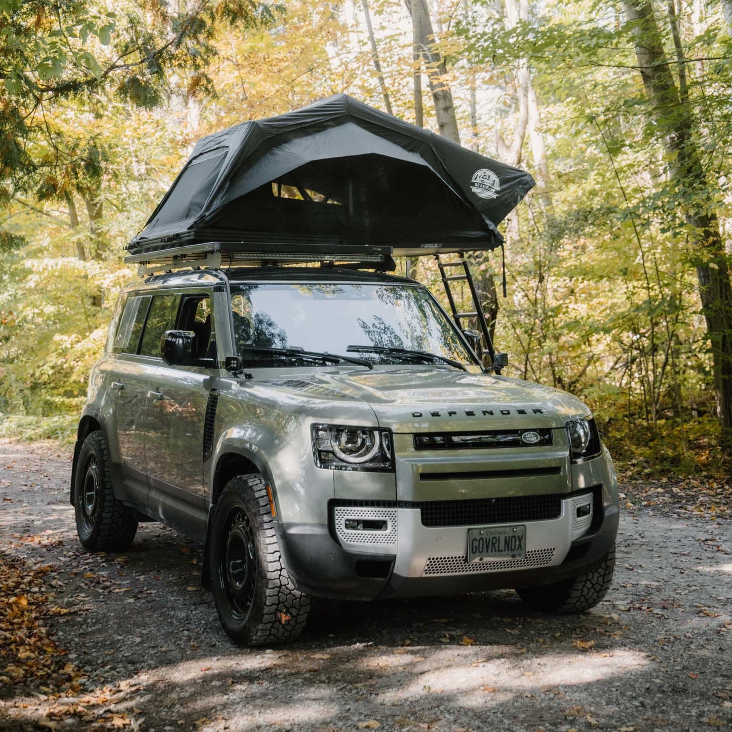 Tente de toit Voyage L Go Overland Canada pour 4 personnes, installée sur un véhicule tout-terrain, en pleine nature.