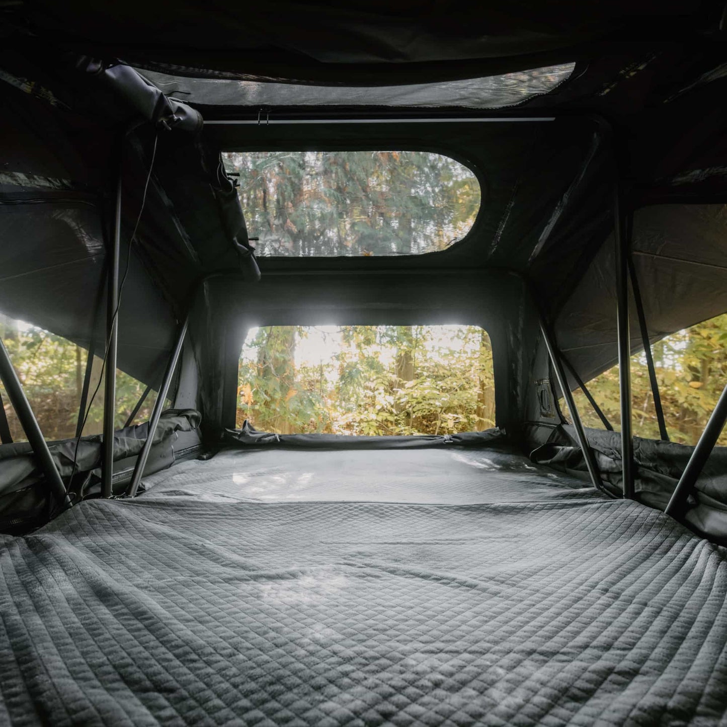 Tente de toit Voyage M GO OVERLAND CANADA pour 2-3 personnes, installation sur un véhicule tout-terrain.